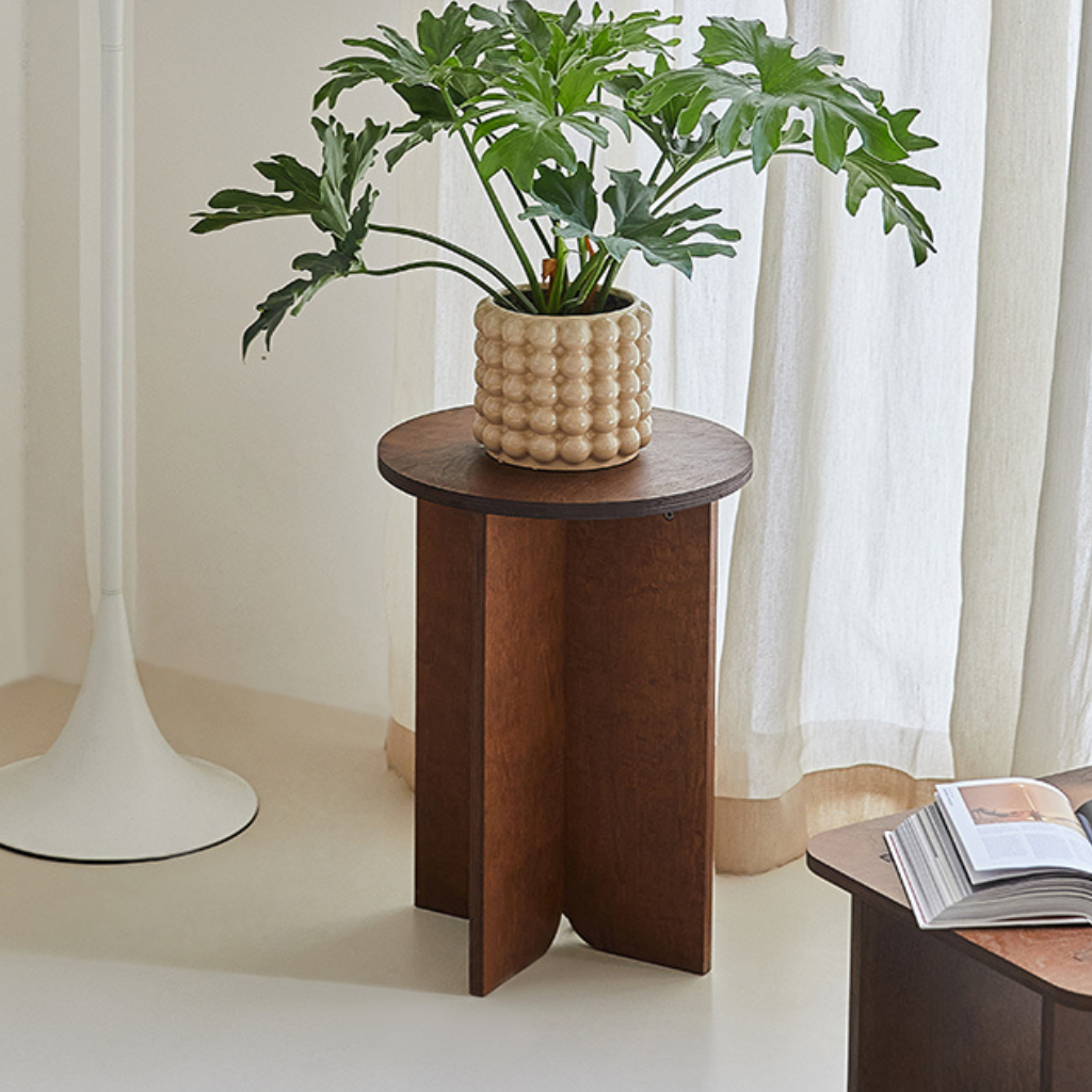 観葉植物を飾った木製ラウンドテーブル