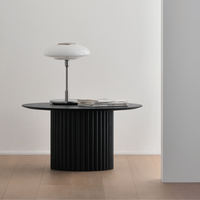 ブラックカラーの木製カフェテーブル