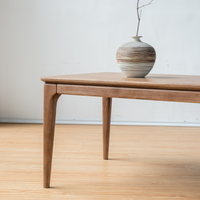 6johan 無垢材コーヒーテーブルの斜めアングル。柔らかいカーブを描く脚と天板の組み合わせが印象的な北欧モダンデザイン。