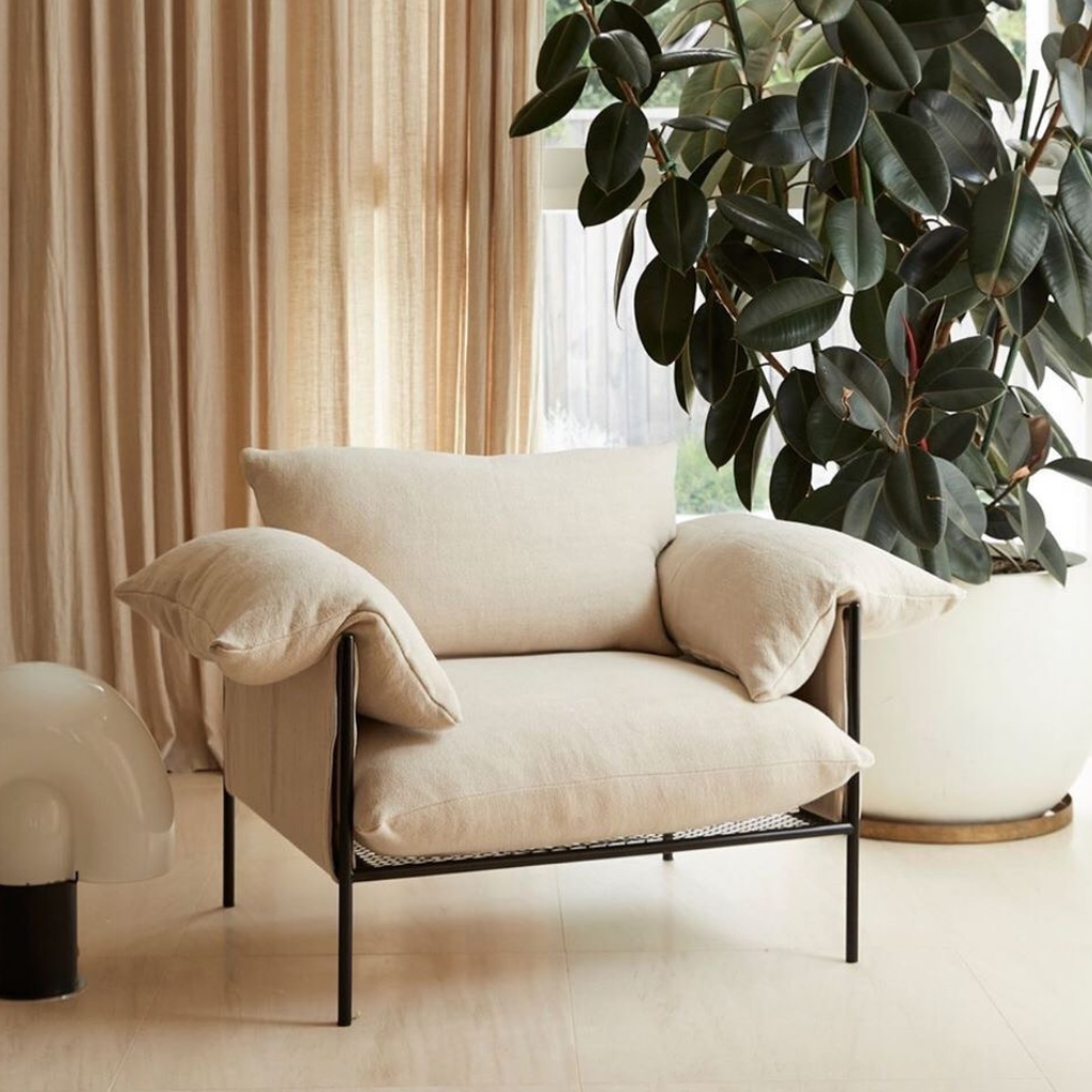 ファブリッククッションとスチールフレームのラウンジチェア
