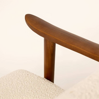 6johan ウォールナットアームの木目ディテールを写したクローズアップ画像