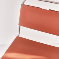 座面、背面には高級感のあるサドルレザーを使用