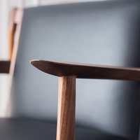 6JOHAN ラウンジチェア ウォールナット脚部の質感とフレームディテール ミニマルデザイン
