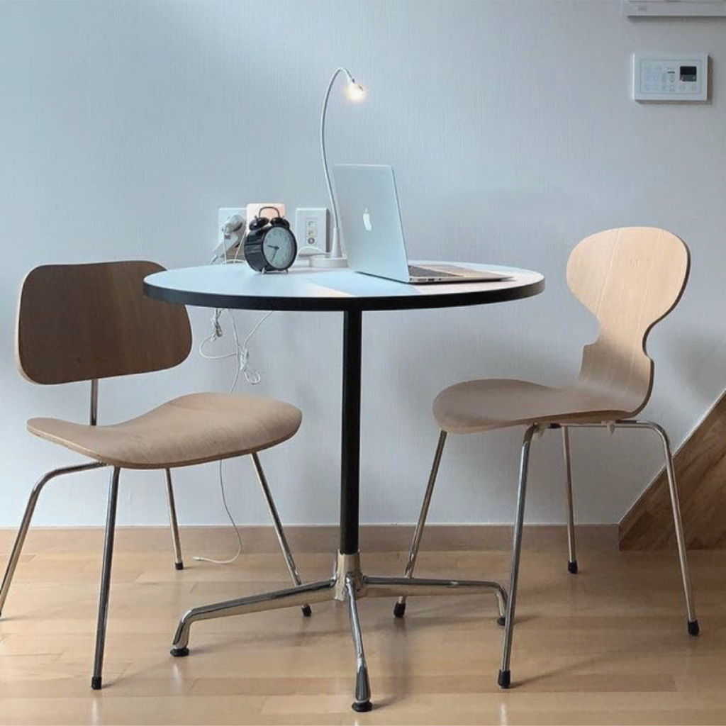 モノトーンラウンドテーブル｜ミッドセンチュリーデザインの省スペース