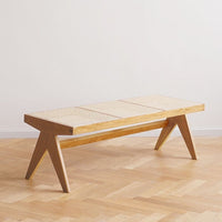 ウッドの木目や質感が空間に抜け感を演出するナチュラルカラー。