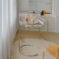 スチールを使った家具と組みわせることで統一感を生む事ができます。