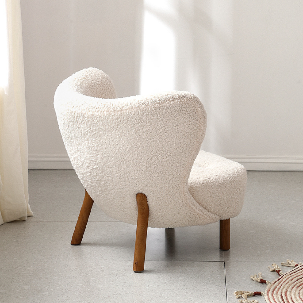 ボアチェアの背面と木製脚のデザイン
