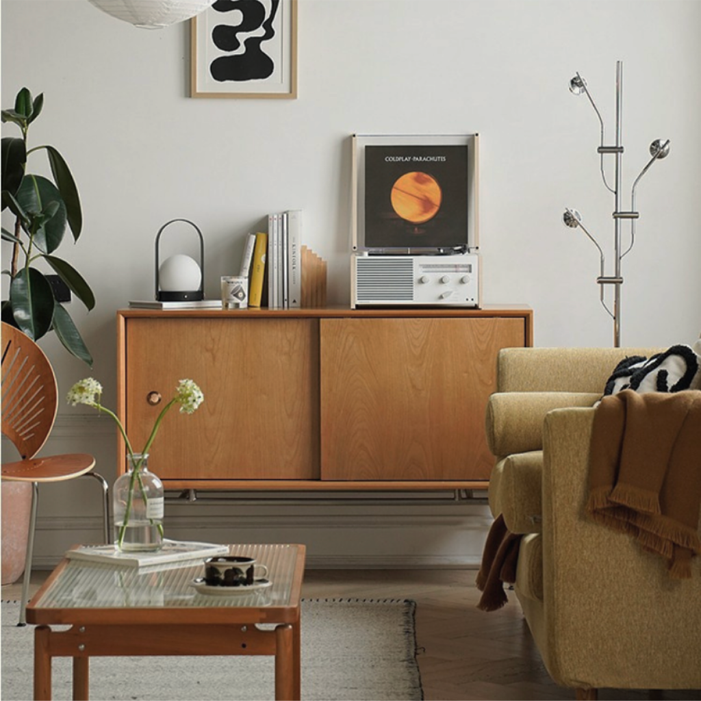 無垢材のサイドボードをリビングに配置した空間作り