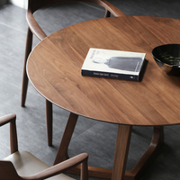 上品で洗練されたシルエットと味わい深い木目が特徴的なラウンドテーブル Tom Dixon. Slab Round Table 900 / トム・ディクソン スラブ ラウンド
