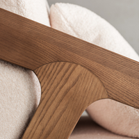 6johan シェーズロングのアーム接合部クローズアップ。無垢材の美しいカーブと金属パーツがアクセントになったクラフト感のあるデザイン。