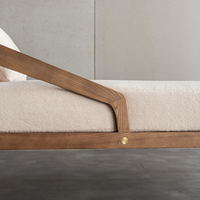 6johan シェーズロングのアーム接合部クローズアップ。無垢材の美しいカーブと金属パーツがアクセントになったクラフト感のあるデザイン。