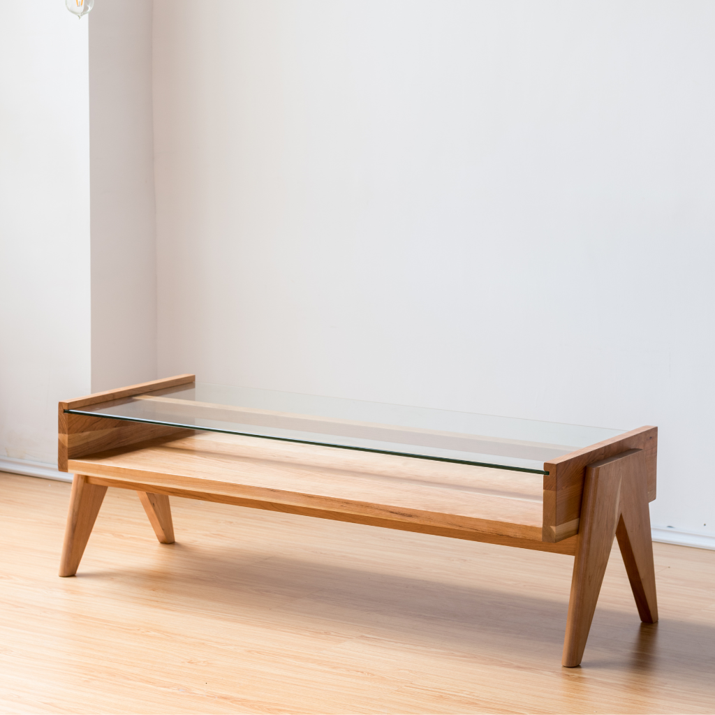ウッドとガラスで構成されたナチュラルかつ洗練された雰囲気が印象的なローテーブルです。