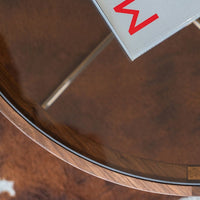 透明感のあるクリア天板がアイテムに開放感と抜け感を演出します。