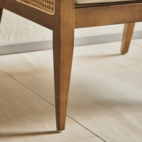 シャープな脚がスタイリッシュ