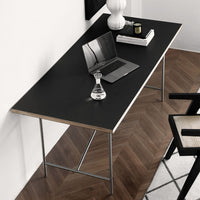 幅120cmの天板サイズはPCや装飾アイテムを置いても広々と使用できるのも魅力的です。