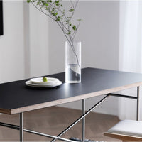 植物やオブジェを設置して特別感のあるダイニングに。