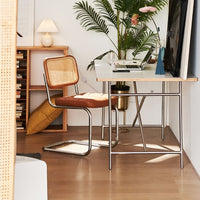 スチール脚のチェアと合わせて統一感と一体感のあるワークスペースに。